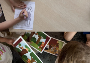 Kolaż przedstawia Smerfy realizujące kolejny moduł projektu edukacyjnego Czuciaki z krainy emocji
