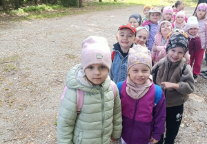 Dzieci ustawione parami w drodze do szkółki leśnej