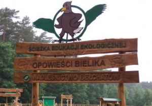 Tablica przed wejściem na ścieżkę edukacyjną.