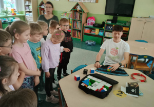 Chłopiec układa kostkę.