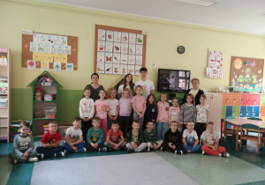 Pamiatkowe zdjęcie dzieci z zaproszonymi gośćmi.