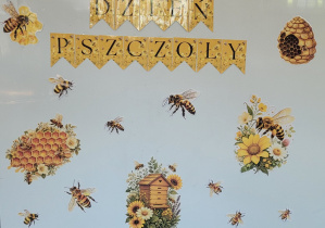 Tablica z napisem Dzień Pszczoły i dekoracją.