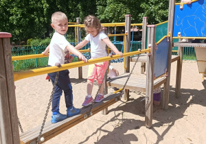 Dzieci podczas zabaw na urządzeniach na placu zabaw