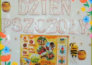 Tablica z napisem Dzień Pszczoły.