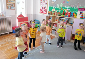 Dzieci w trakcie zabaw muzycznych.