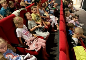 Dzieci z grupy Smerfy czekają na przedstawienie.