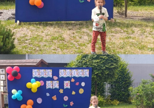 Kolaż przedstawia przebieg konkursu wokalnego w ogrodzie przedszkolnym, występy dzieci i publiczność