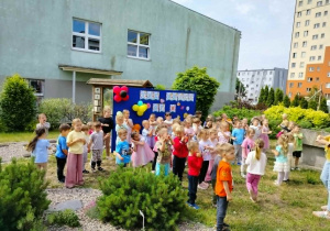 Wspólna zabawa w ogrodzie przedszkolnym.