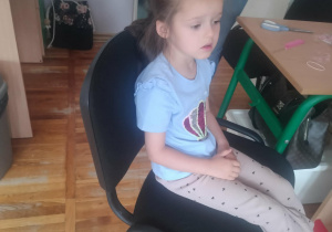 Dziewczynka podczas robienia warkoczyka
