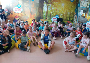 Dzieci z grupy „Odkrywcy” i „Misie” podczas oglądania filmów edukacyjnych na temat bezpieczeństwa.