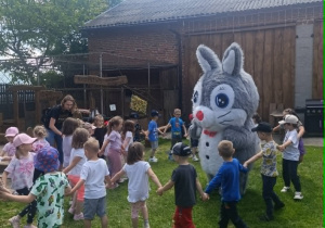 Dzieci tańczą razem z gigantyczną maskotką Królika