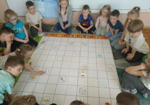 Dzieci z grupy Smerfy podczas realizacji zadania – Na tropie ekonawyków.