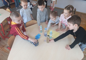 Dzieci z grupy Misie podczas realizacji zadania – na tropie ekonawyków.