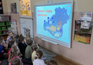 Smerfy oglądają opowiadanie dotyczące nowej emocji na tablicy multimedialnej