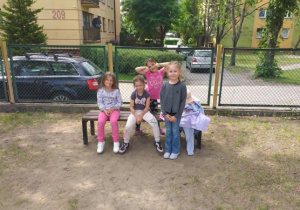 Zdjęcie przedstawia dzieci na przedszkolnym placu zabaw.