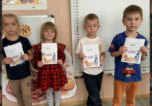 Zdjęcia przedstawiają realizację w ciągu roku szkolnego projektu edukacyjnego