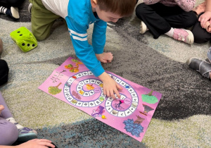Zdjęcia przedstawiają realizację w ciągu roku szkolnego projektu edukacyjnego