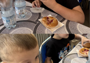 Kolaż przedstawia Smerfy degustujące muffinki