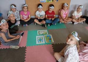 Dzieci z grupy Odkrywcy dowiadują się jak dbać o środowisko.