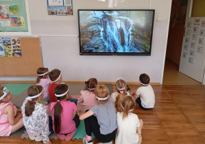 Na zdjęciu widzimy dzieci z grupy Odkrywcy podczas oglądania filmu edukacyjnego o ochronie planety.