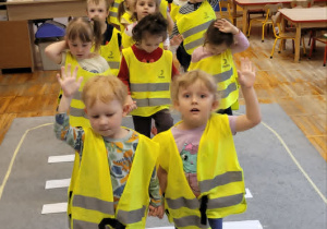Przedszkolaki z grupy Biedronki ćwiczą właściwe przechodzenie przez przejście dla pieszych.