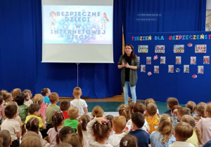 Przedszkolaki podczas spotkania z panią pedagog specjalną.