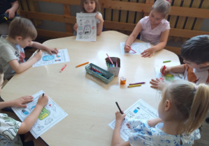 2.Dzieci z grupy Odkrywcy rozwiązują zadania związane z bezpieczeństwem podczas wakacji.
