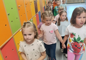 Dzieci odliczają kwotę potrzebną na zakupy