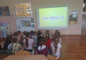 Dzieci z grupy Smerfy oglądały film o numerze alarmowym 112.