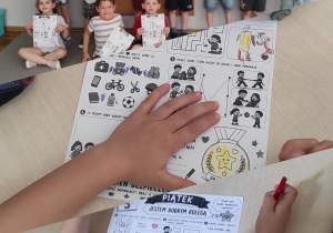 Dzieci z grupy Misie realizują Misje 5 „Akademia dobrych słów” w ramach akcj Tydzień dla Bezpieczeństwa.