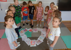 Dzieci z grupy Odkrywcy pozują przy magicznych serduszkach.