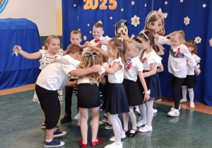Zdjęcie przedstawia dzieci tańczące poloneza.