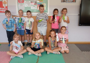 Dzieci z grupy Odkrywcy pozują z krawatami przygotowanymi na Dzień Ojca.
