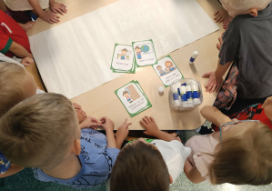 Dzieci z grupy „Motylki” tworzą swój kodeks przedszkolaka.