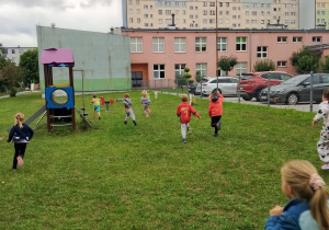 Dzieci z grupy Żabki w czasie zabawy na placu zabaw.