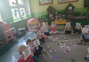 Grupa „Motylki” podczas zajęć na dywanie z okazji Dnia Kropki.
