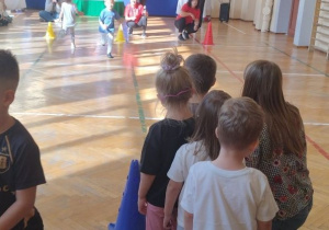 Dzieci realizują kolejne zadanie ruchowe.