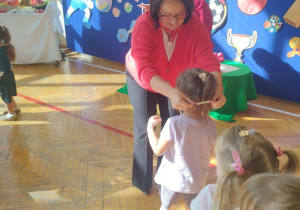 Dzieci wykonują kolejne elementy toru przeszkód.