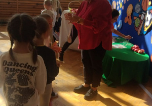 Pani Dyrektor wręcza przedszkolakom pamiątkowe medale.