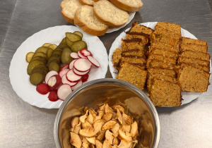 Zdjęcie produktów spożywczych przeznaczonych na posiłek w przedszkolu.