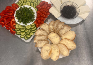 Zdjęcie produktów spożywczych przeznaczonych na posiłek w przedszkolu.