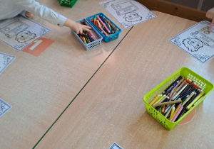 Dzieci wykonują pracę plastyczną.