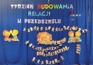 Zdjęcie przedstawiające dekorację z okazji Tygodnia Budowania Relacji w Przedszkolu.