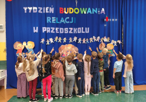 Dzieci z grupy Motylki prezentują swój łańcuch przyjaźni.