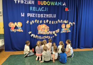 Dzieci z grupy Misie oglądają utworzone przez siebie i inne dzieci łańcuch przyjaźni.