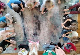 Dzieci z grupy Słoneczka podczas zabawy integracyjnej „Kłębuszek przyjaźni”.
