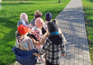 Dzieci spacerują.