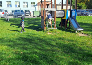 Dzieci bawią się na placu zabaw.