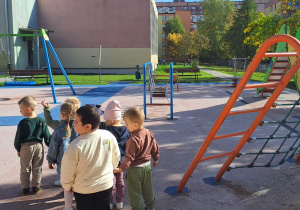 Dzieci stoją w parach na placu zabaw.