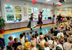 Artyści prezentują dzieciom tańce ludowe.